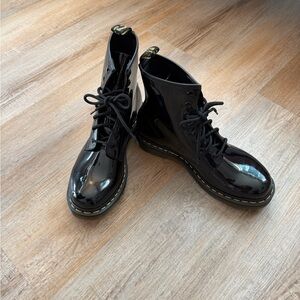 Black Patent Lamper Dr. Martens 1460 Boots